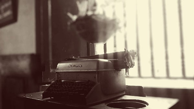 a black-and-white picture of a worn out typewriter